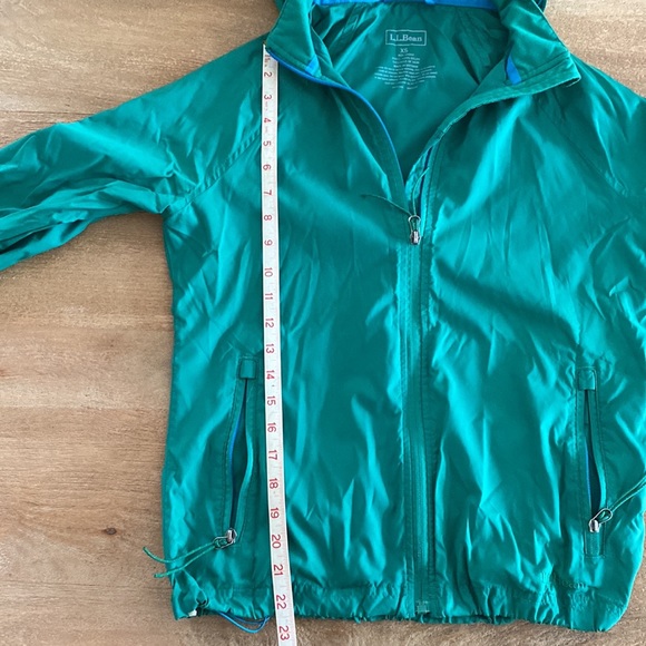 L.L. Bean hooded windbreaker - Picture 5 of 8